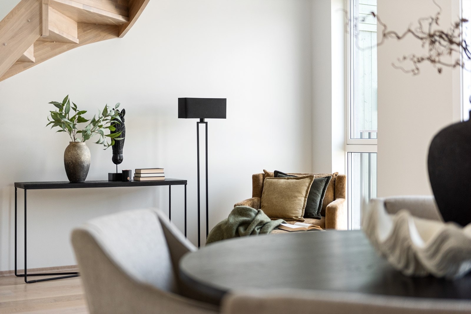 I stuen er det enstavs-parkett på gulvet og lysmalte vegger. Det er også vannbåren gulvvarme og balansert ventilasjon. Galleribilde