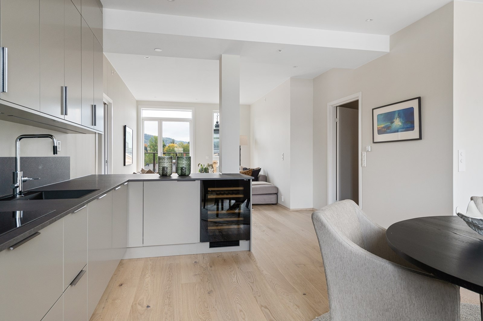 Kjøkkenet har godt med skap- og benkeplass som gjør det kjekt å tilberede god mat. Galleribilde