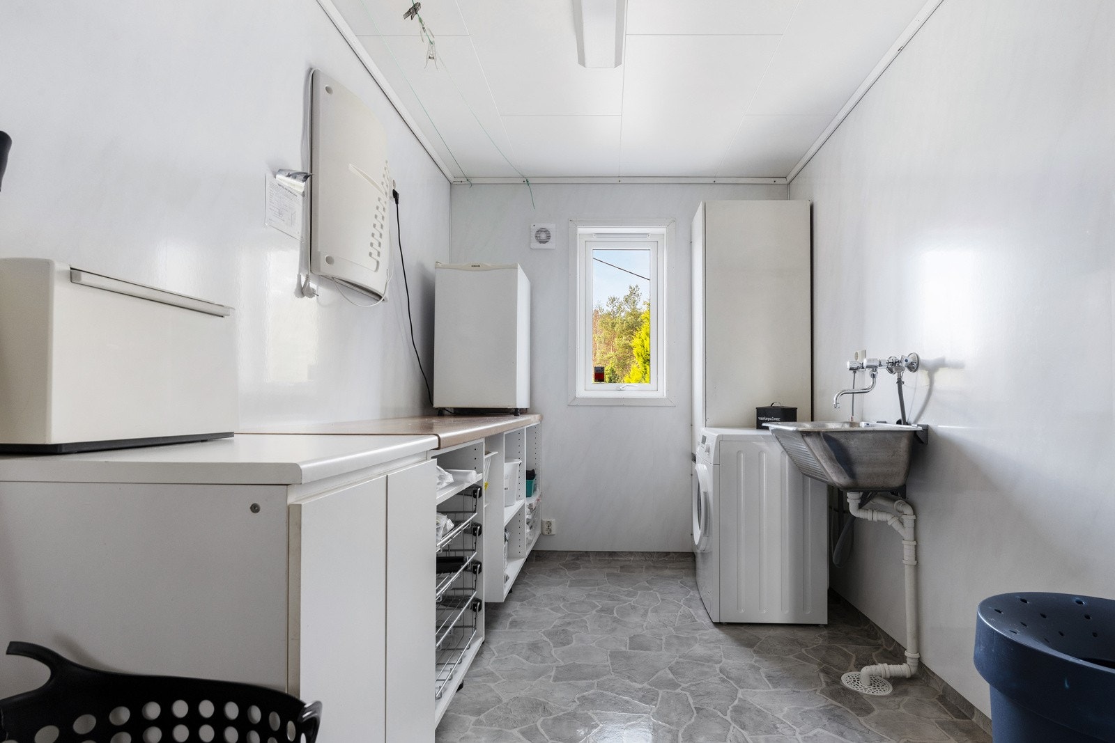 Praktisk vaskerom, med skittenstøysjakt fra bad 2.etg Galleribilde