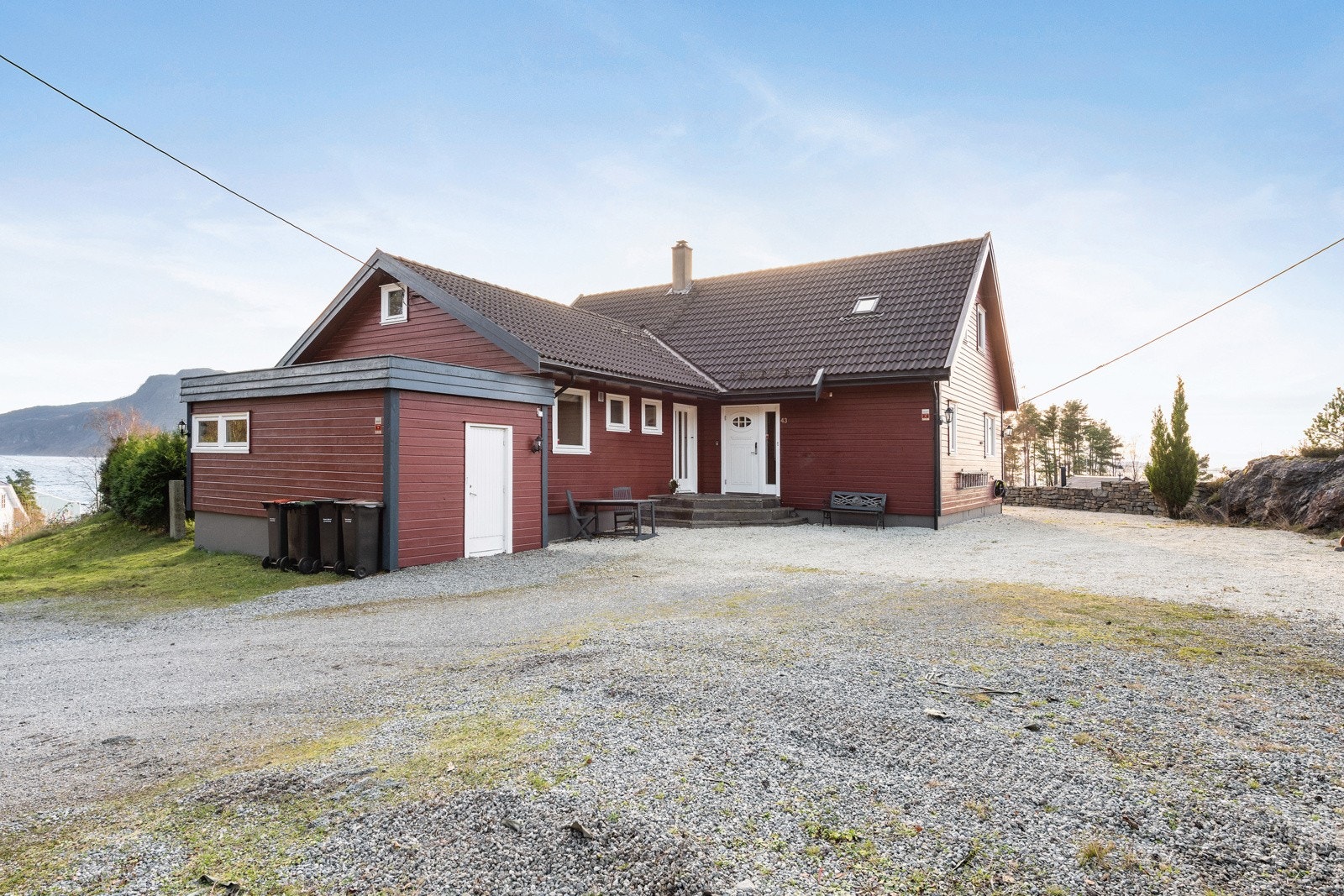Romslig tun med god parkeringsplass. Her er det rom for å sette opp garasje. Galleribilde