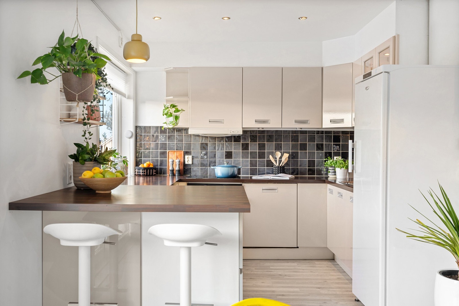 Kjøkkenet er på 16,5 kvm og har mye skap- og benkeplass. Galleribilde