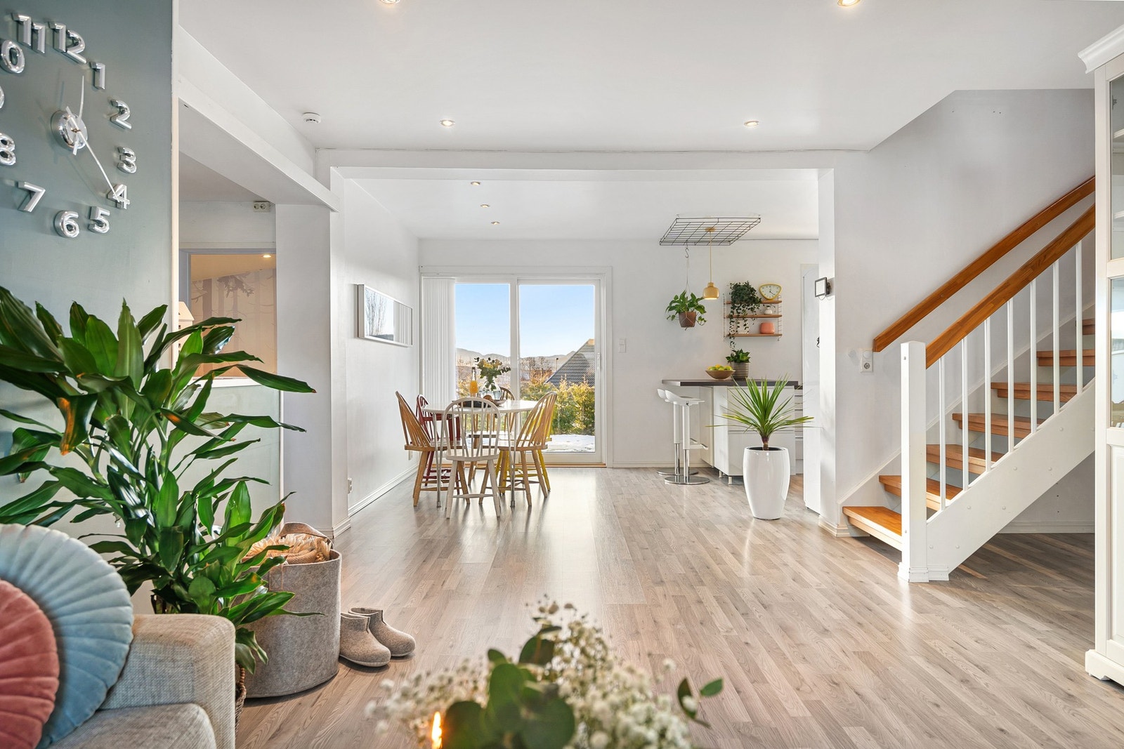 Her er det stilrent og lyse overflater med rikelig naturlig lys. Galleribilde