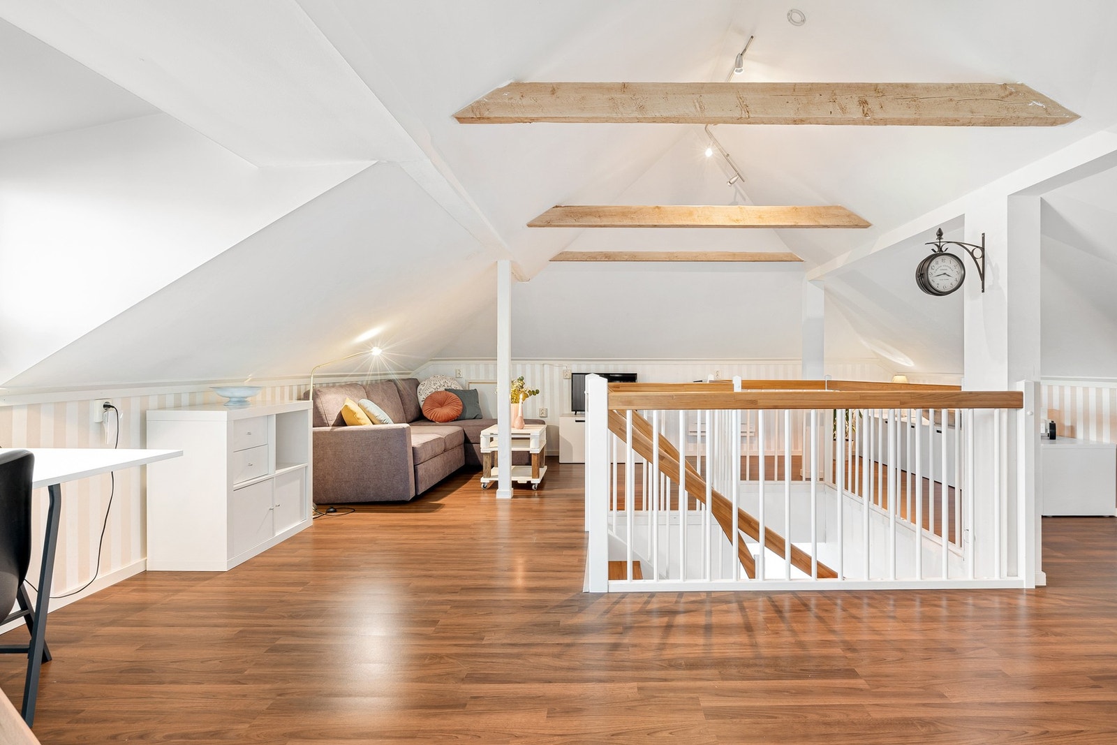 I andre etasje har man innredet med loftstue, arbeidsplass, soverom og disponibelt rom. Galleribilde