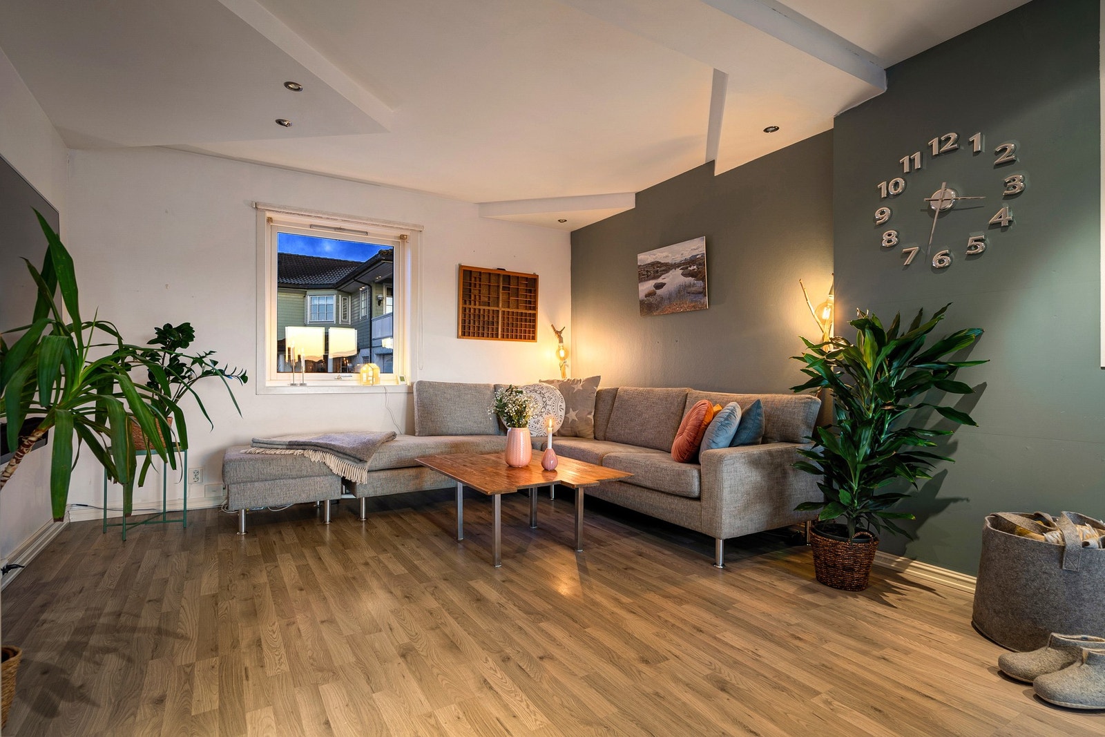 I umiddelbar nærhet har du Bunnpris og fotballbane rett over veien. Galleribilde