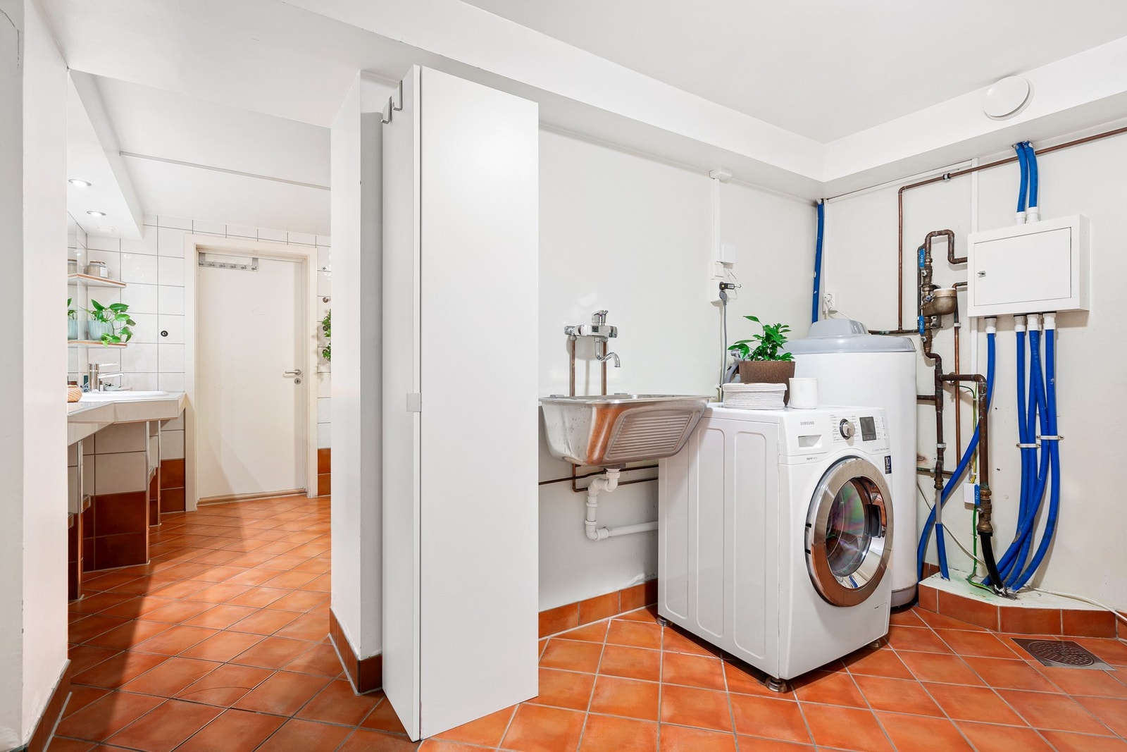 Praktisk vaskerom avdelt fra bad og inngang til bod. Galleribilde