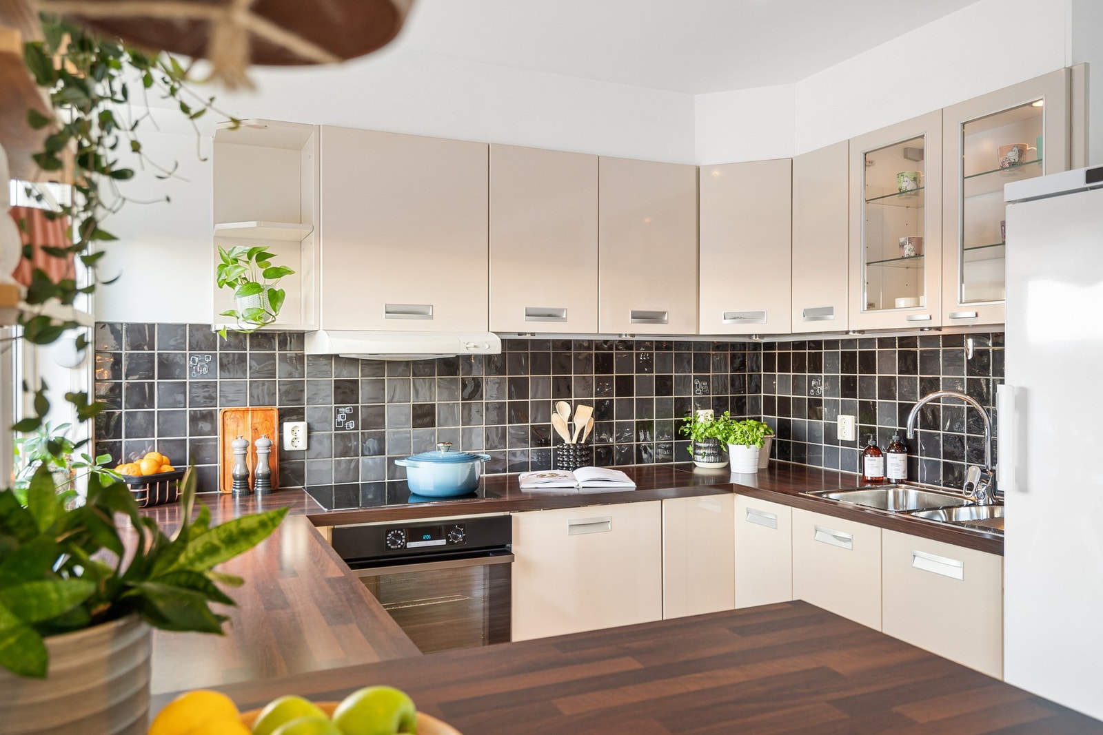 Moderne kjøkken med godt innslipp av naturlig lys. Galleribilde