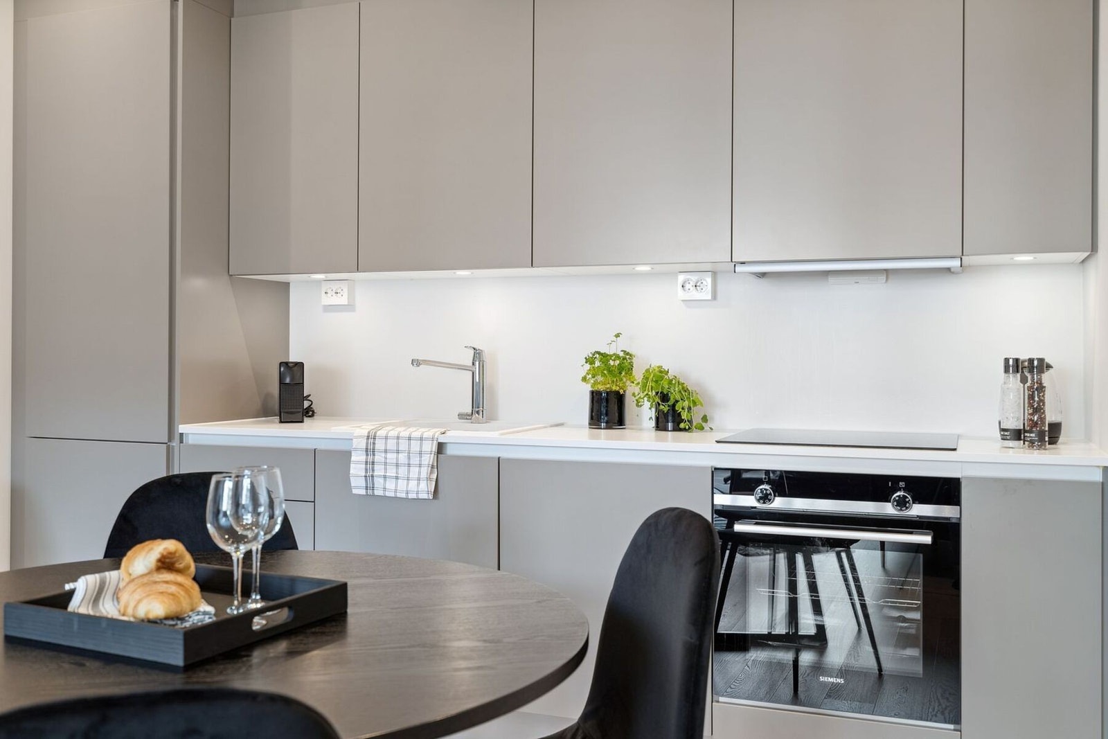 Kjøkkenet har fronter i et behagelig fargevalg, som passer perfekt inn i rommet. Galleribilde