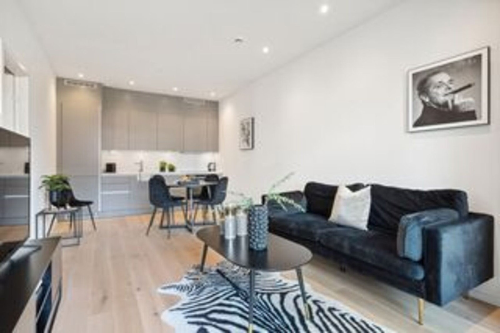 Downlights i himlingen, gir en varm belysning av rommet. Galleribilde