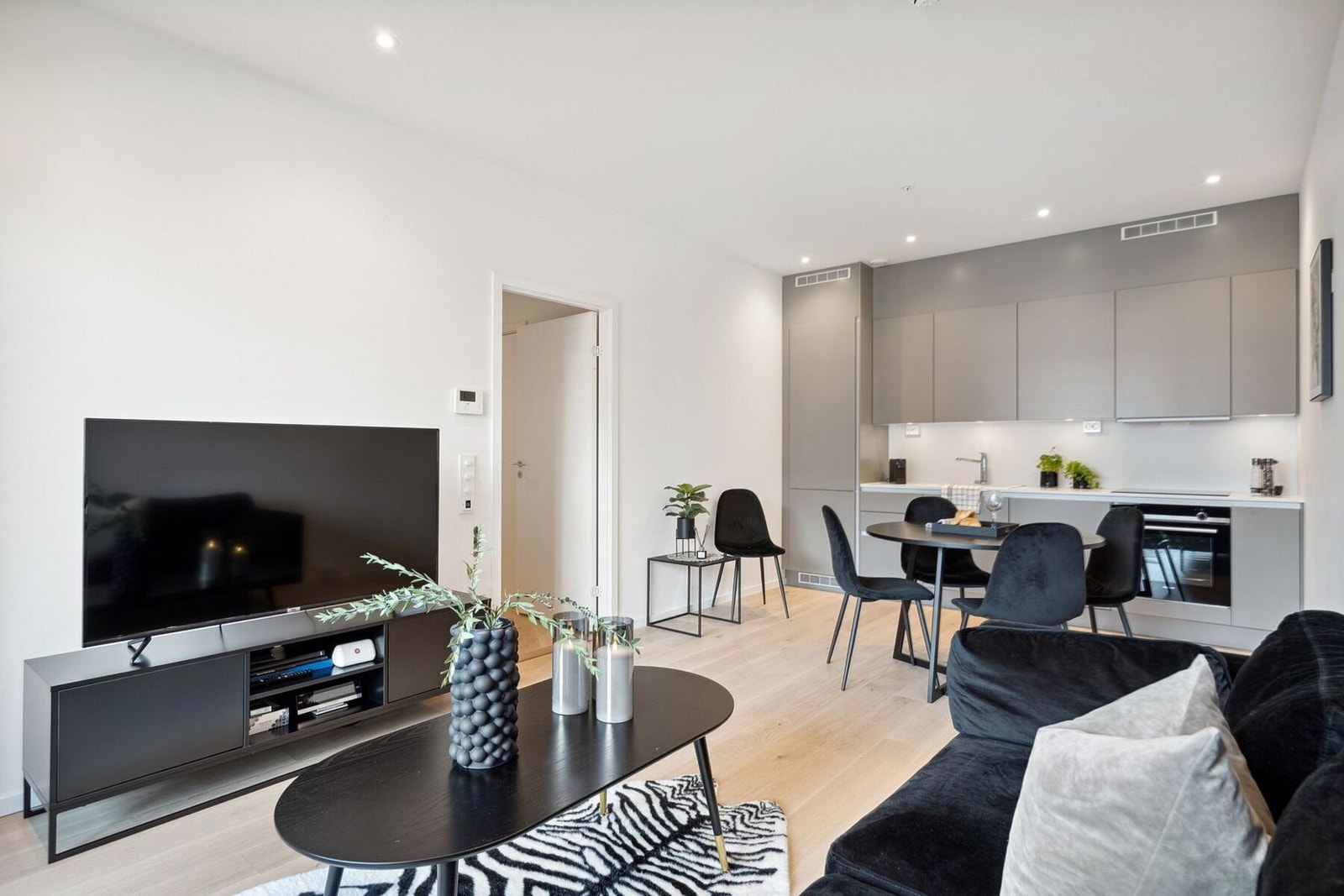 Leiligheten har en attraktiv beliggenhet på Vervet, Tromsø`s nye skyline.
Den er lys og innbydende, og skreddersydd for deg som vil bo sentralt. Galleribilde