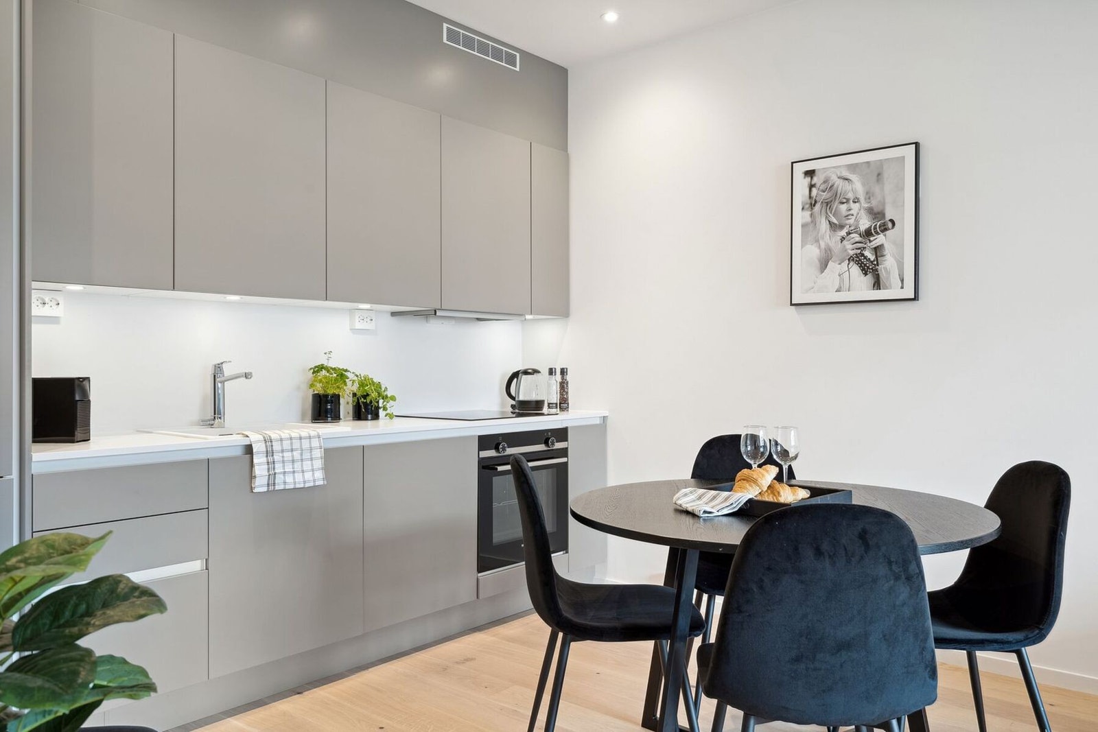 Leiligheten har en åpen og luftig planløsning og fargepaletten er lys og harmonisk. Galleribilde