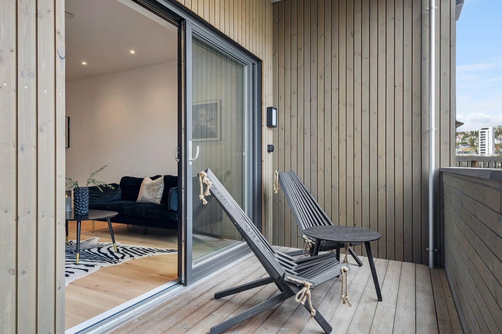 Stor veranda med utgang både fra stuen og fra et av soverommene. På verandaen kan du nyte de flotte utearealene og folkelivet. Galleribilde