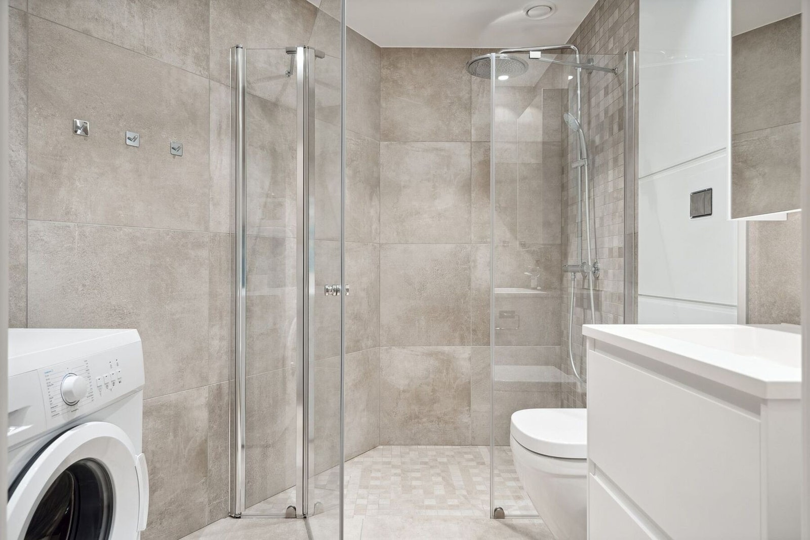 Komplett flislagt bad med en deilig gulvvarme. Galleribilde