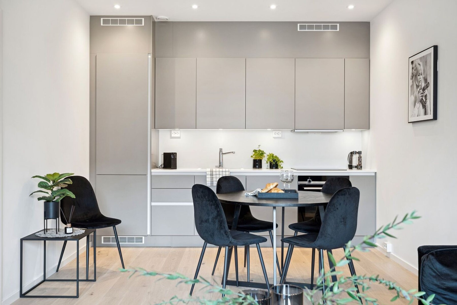 Her kan man friste med en romslig stue, hvor et moderne kjøkken ligger i åpen løsning. Galleribilde