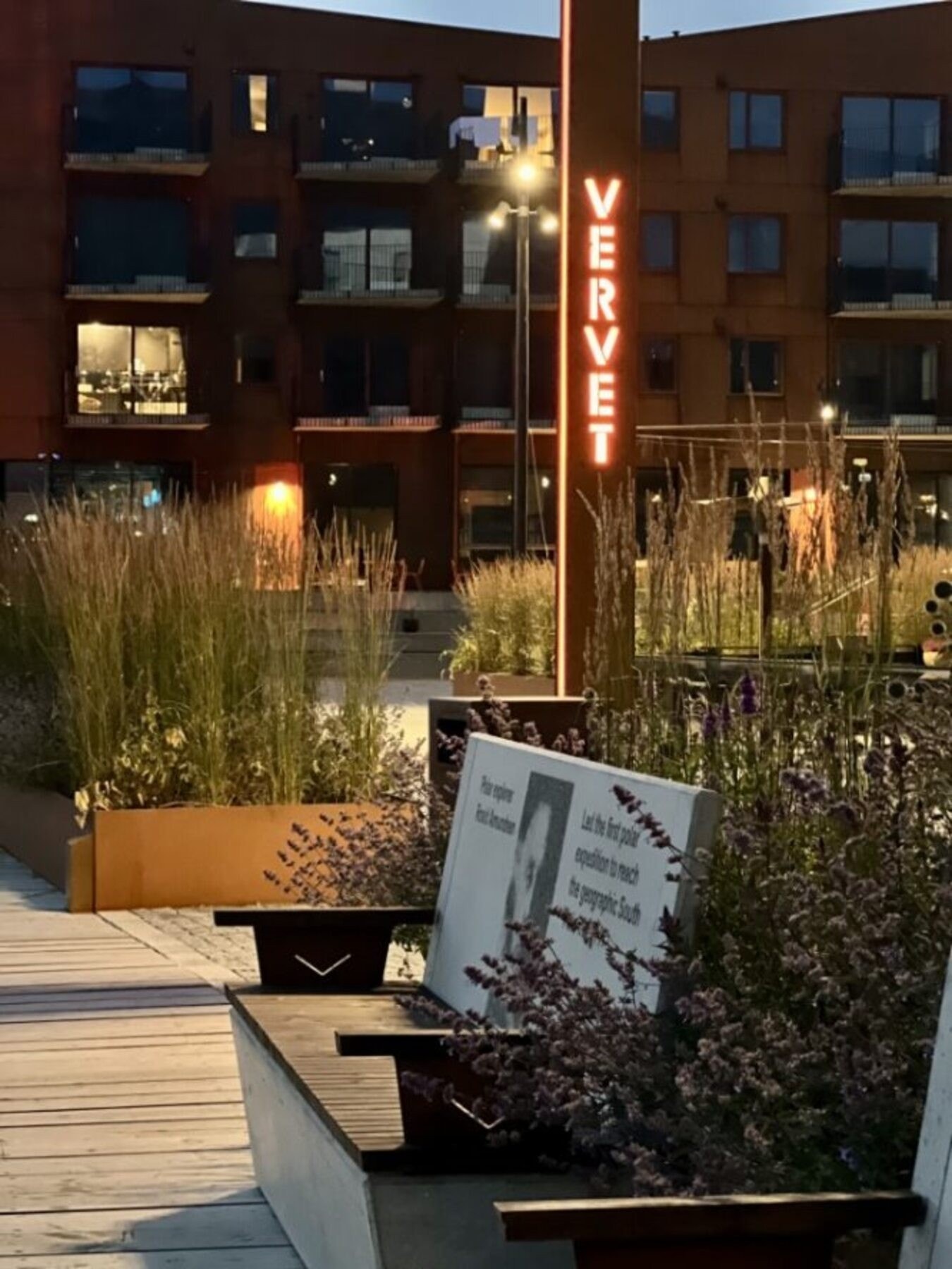 Uteområdet er en nydelig sammensetning av det rustikke og det moderne. Galleribilde