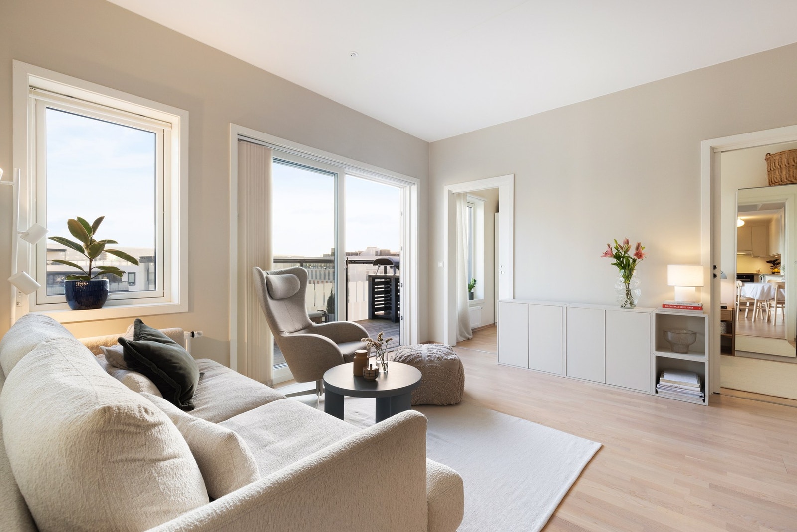 Innvendig er leiligheten malt i delikate farger og har parkett på gulv, noe som gir boligen et pent og moderne preg. Galleribilde