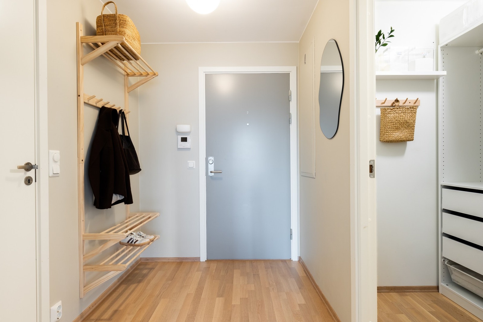 Her er det god plass til knaggoppheng, speil, skohylle mm. Galleribilde
