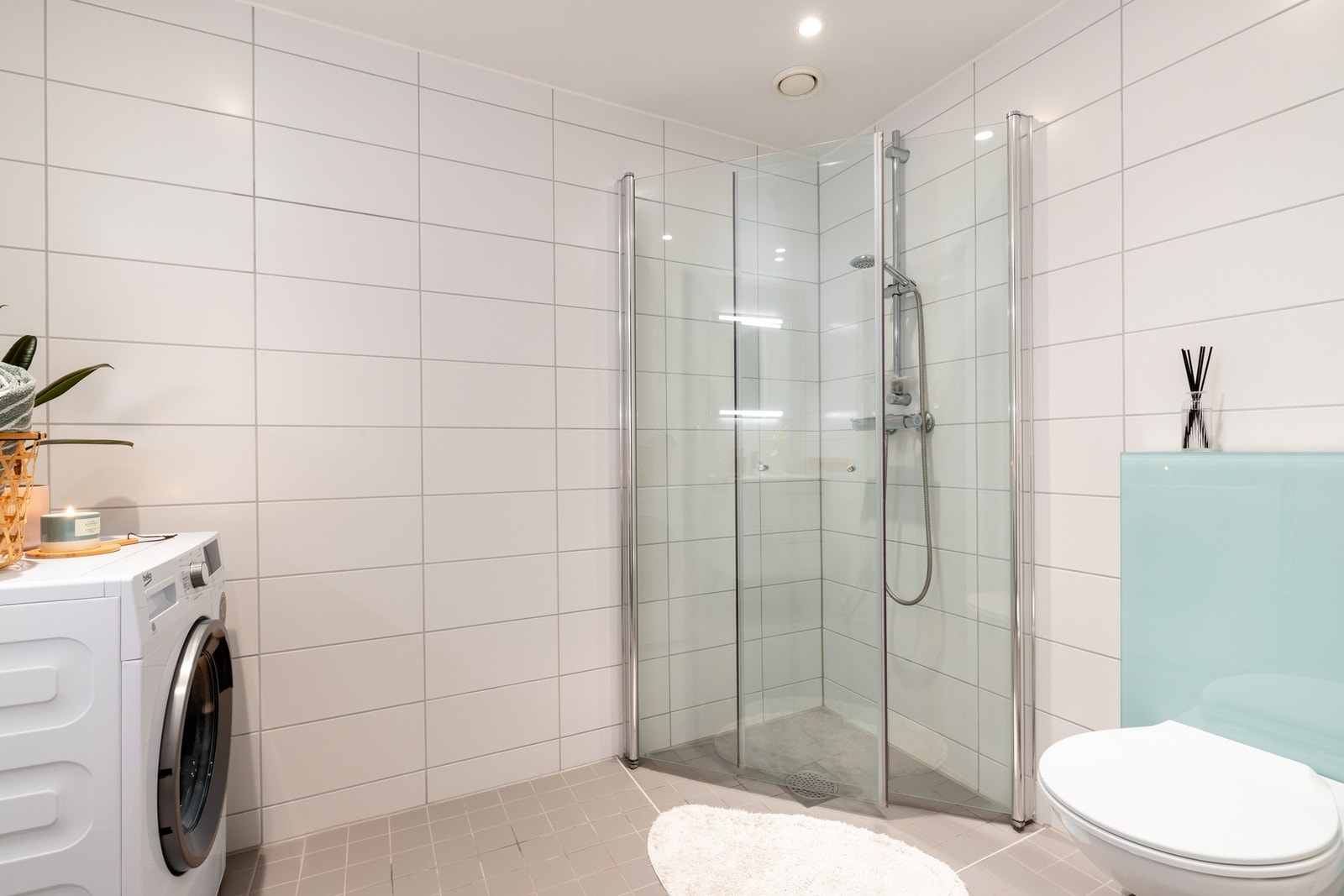 Det er opplegg for vaskemaskin på badet. Galleribilde