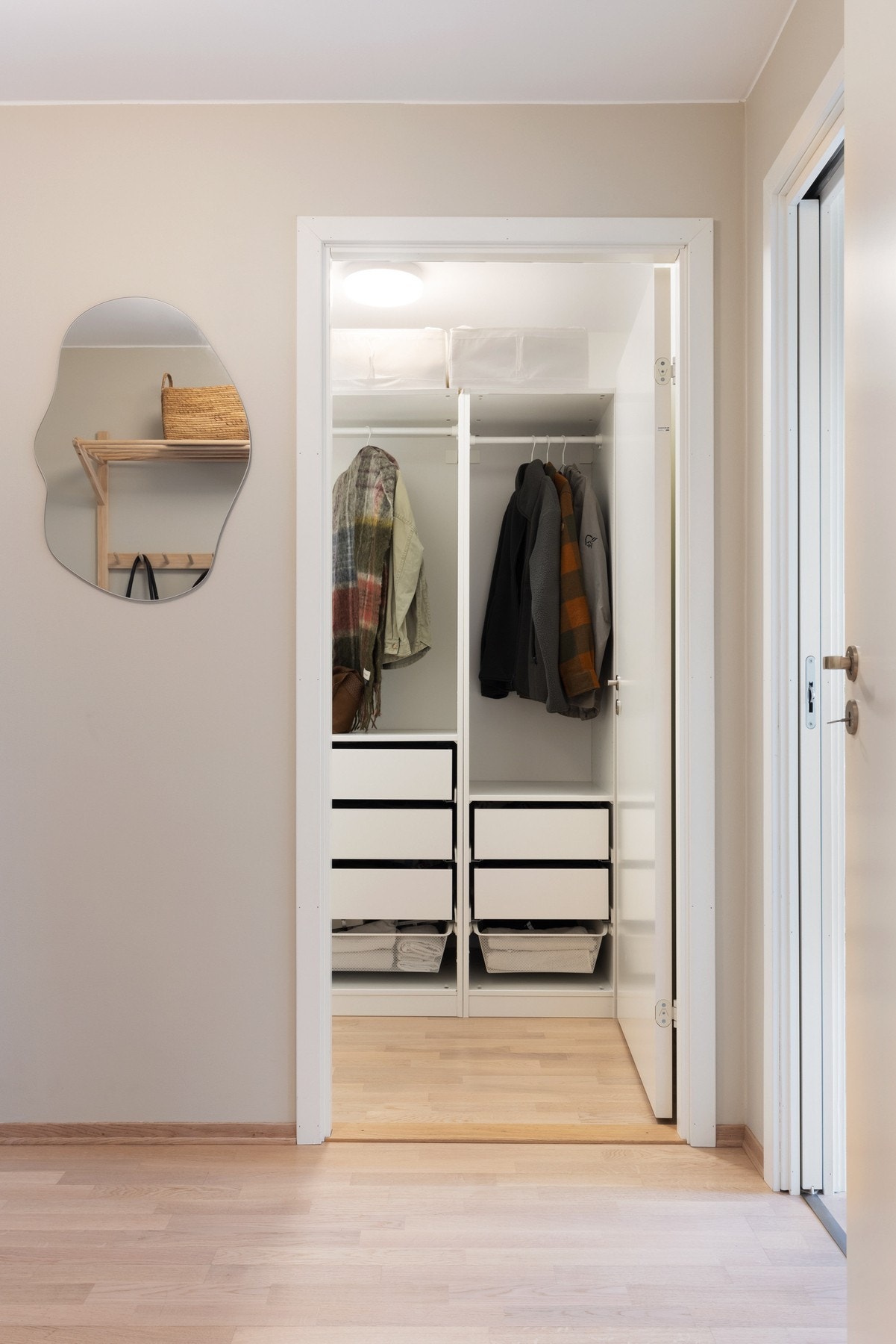 I entreen er det adkomst til en praktisk innvendig bod som gir godt med oppbevaringsplass. Galleribilde
