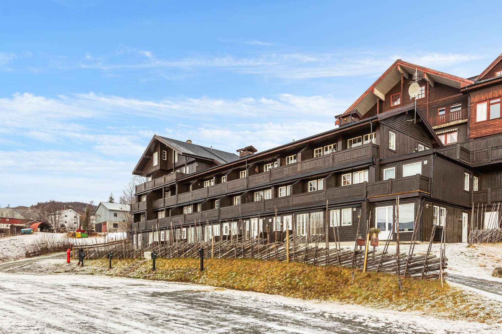 Arkitektonisk spennende bygg med flere leiligheter. Galleribilde