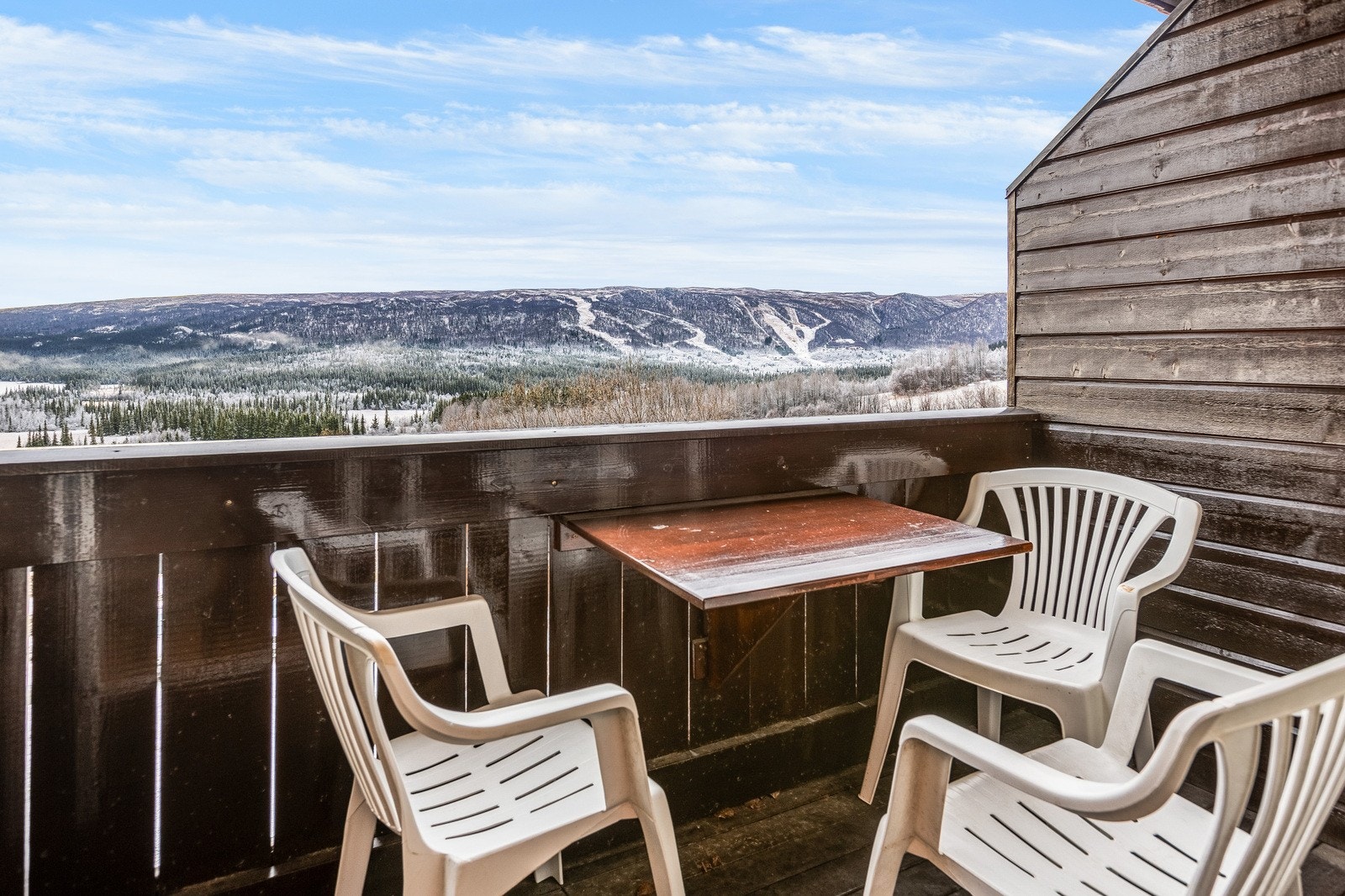 Balkong med sitteplass for hyggelige stunder. Galleribilde