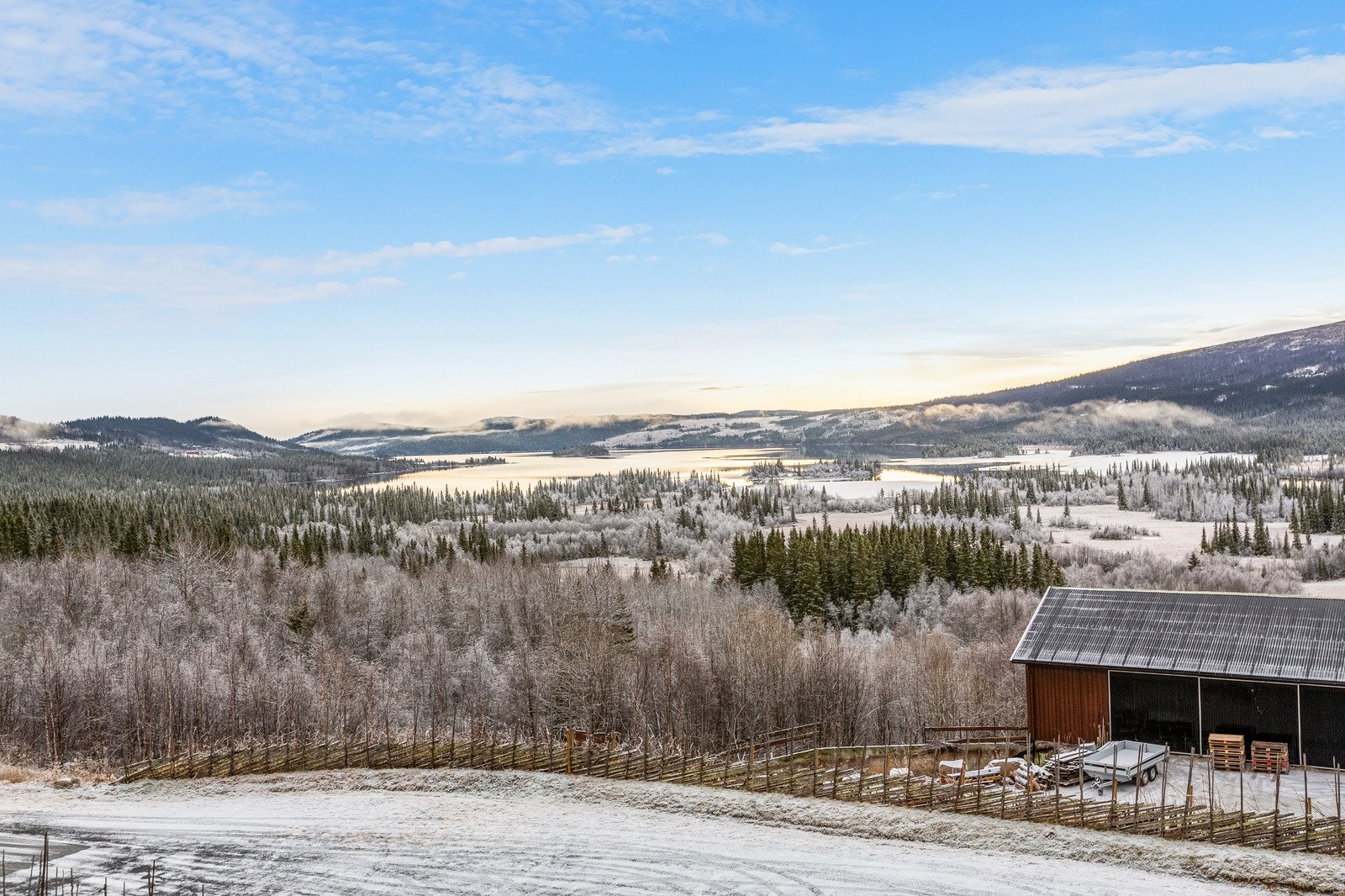Eiendom i landlige omgivelser med nærhet til natur. Galleribilde