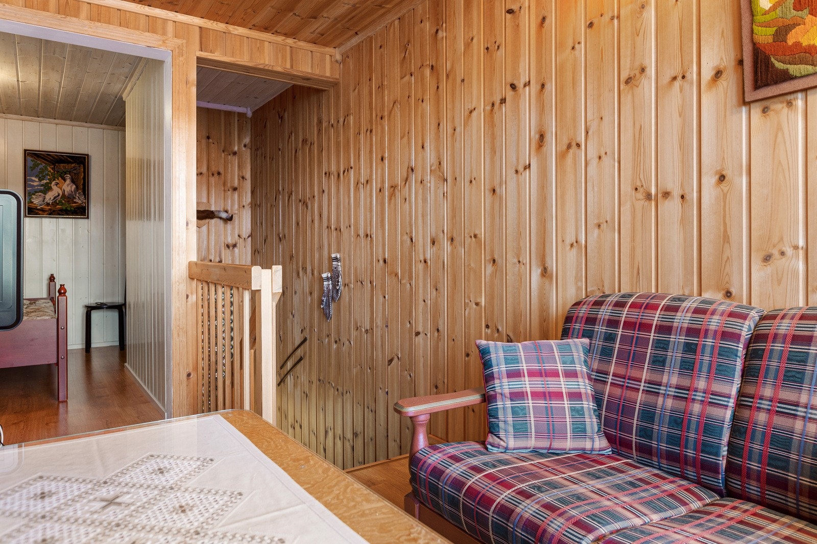 Koselig stue med sittegruppe og trepanel. Galleribilde