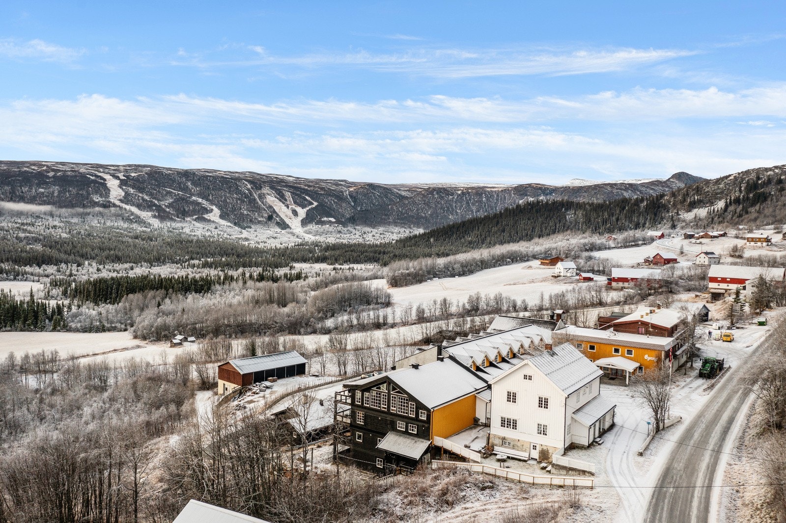 Nydelig utsikt over dalen og omkringliggende fjell. Galleribilde