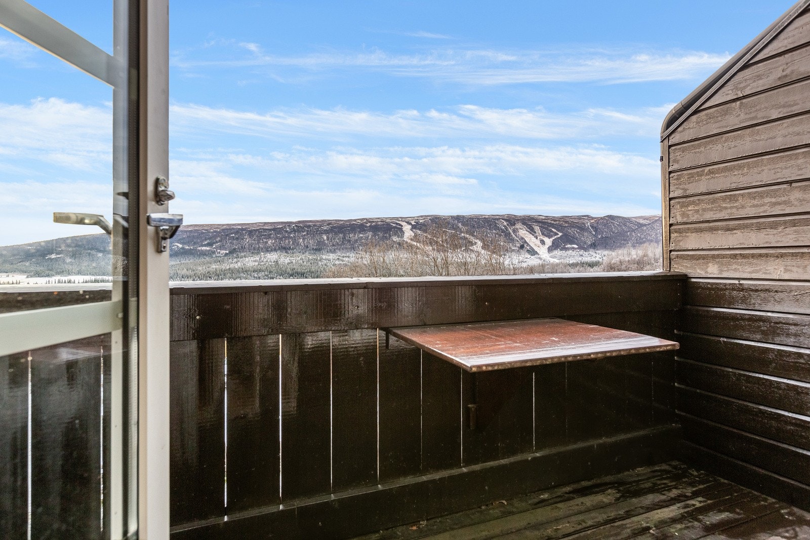 Balkong med bord, perfekt for avslapning utendørs. Galleribilde