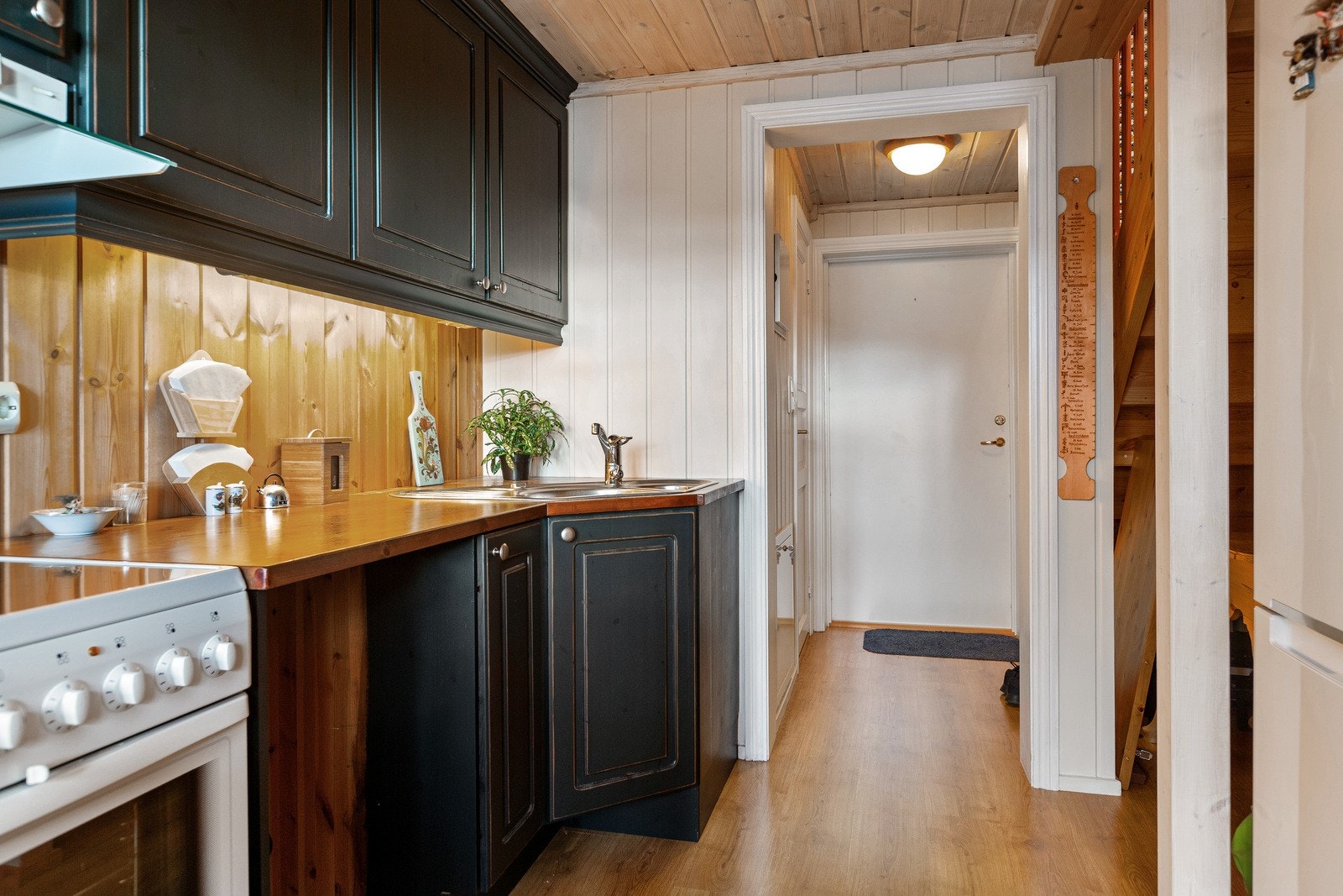 Kjøkken med mørke skapfronter og god benkeplass. Galleribilde