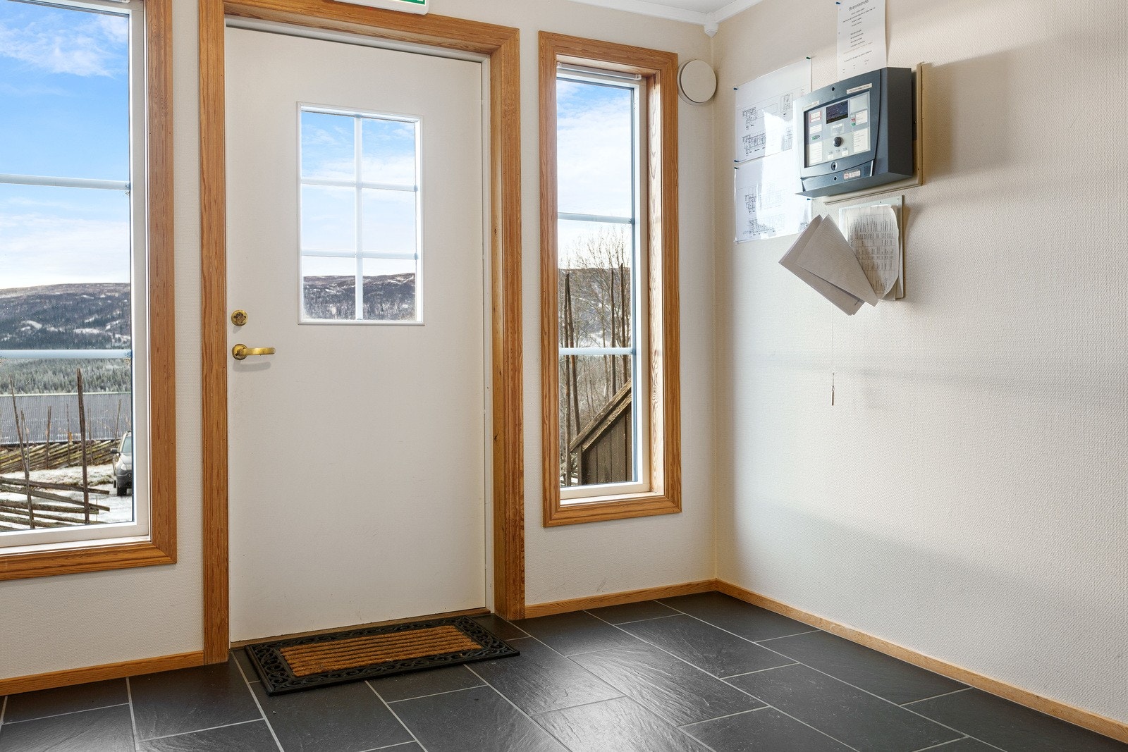 Inngangsparti med flislagt gulv og gode lysforhold. Galleribilde