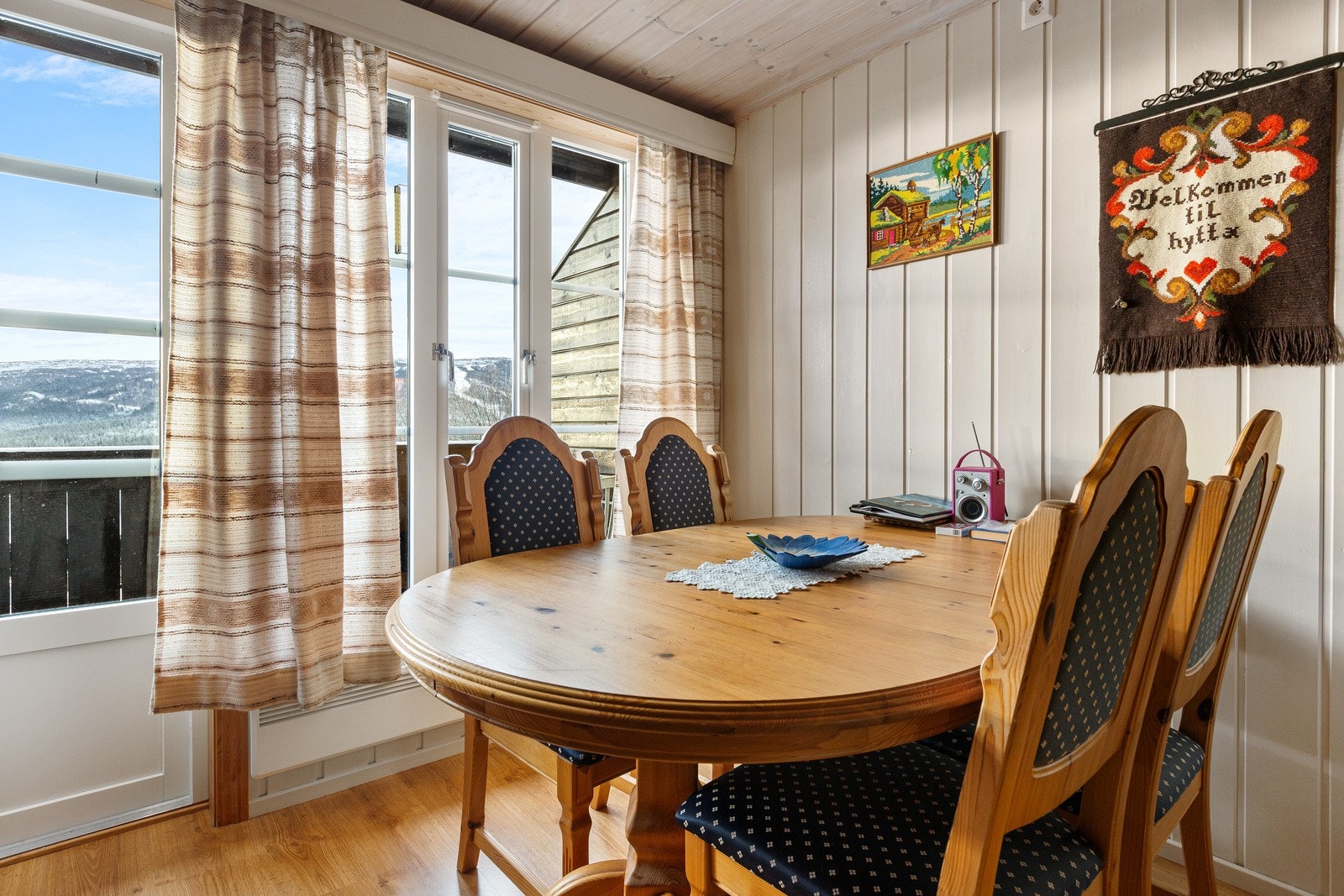 Spisestue med utgang til balkong Galleribilde