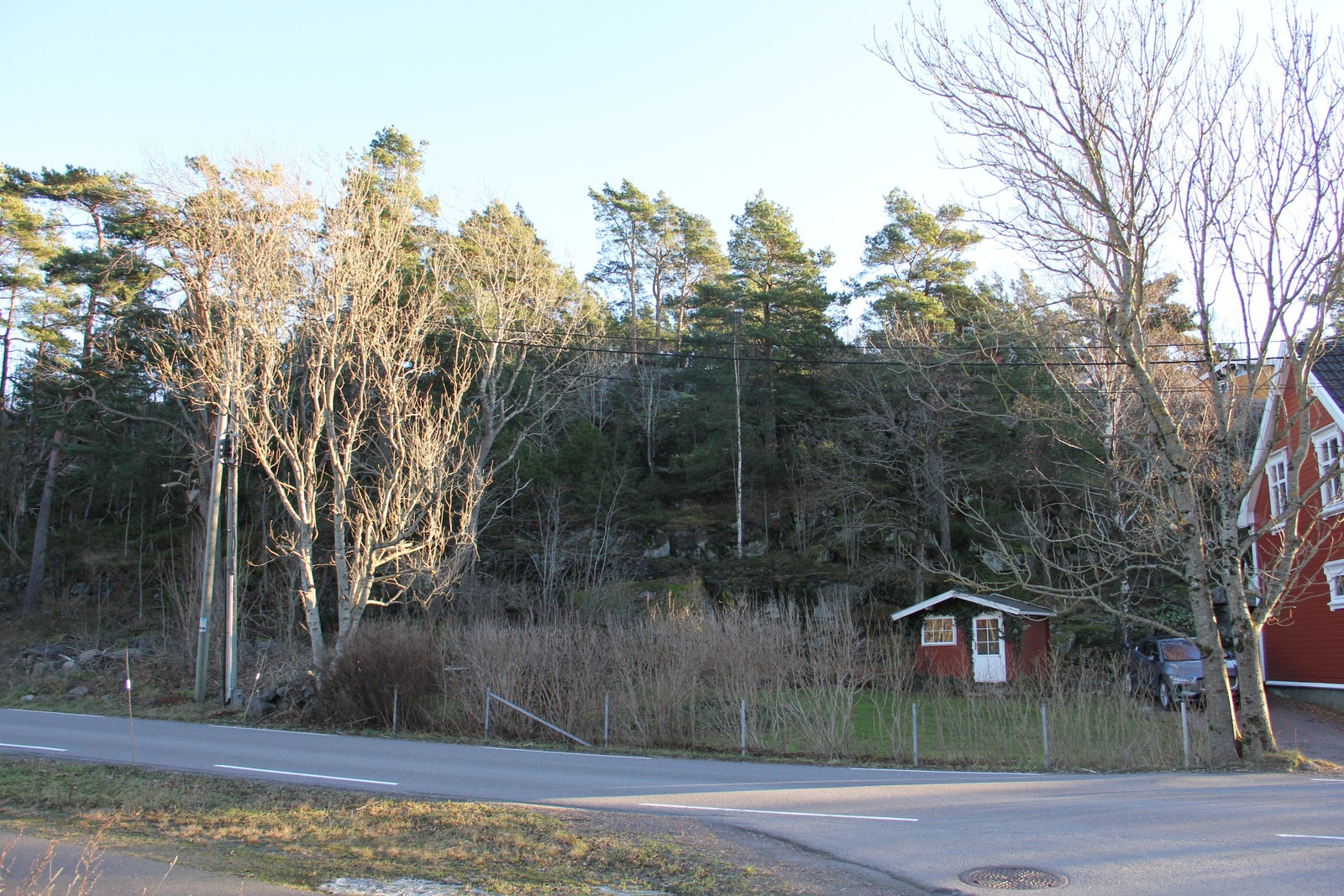 Tomt 1 - Den lille røde boden ligger inne på tomta som er til salgs Galleribilde