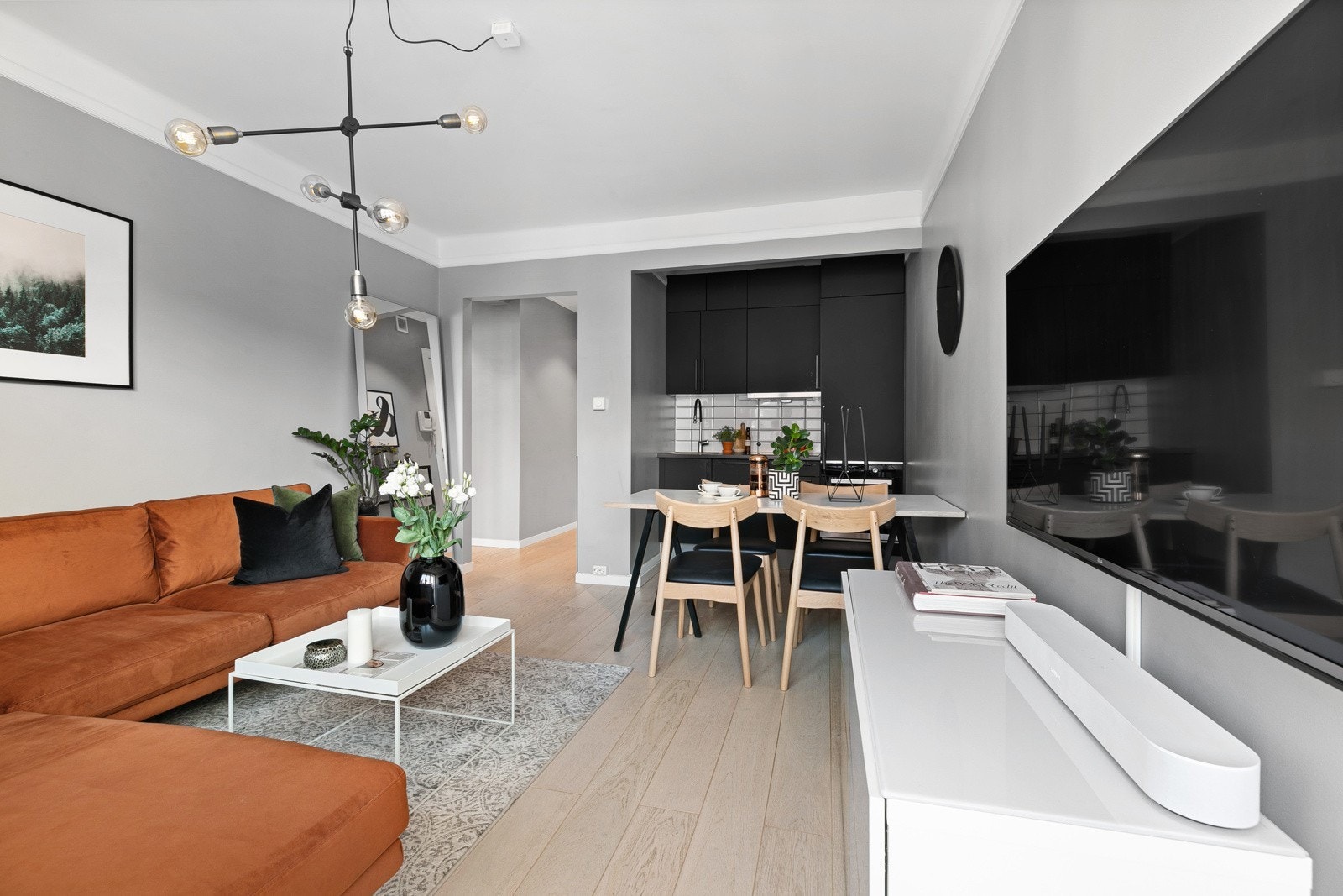 Pen enstavs eikeparkett i alle rom, foruten bad med varmekabler. Moderne fargevalg i alle rom. Galleribilde