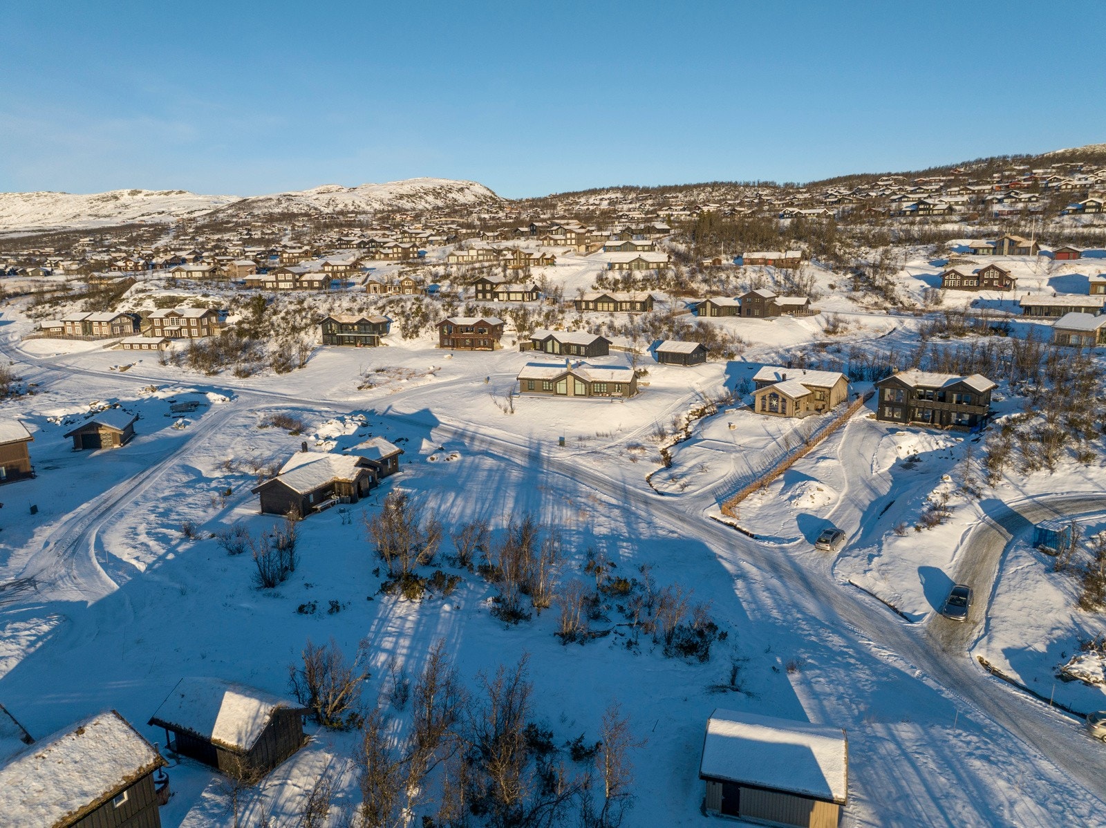 Dette er en solrik tomt med flott utsikt mot fjellene. Bildet er tatt desember 2024. Galleribilde