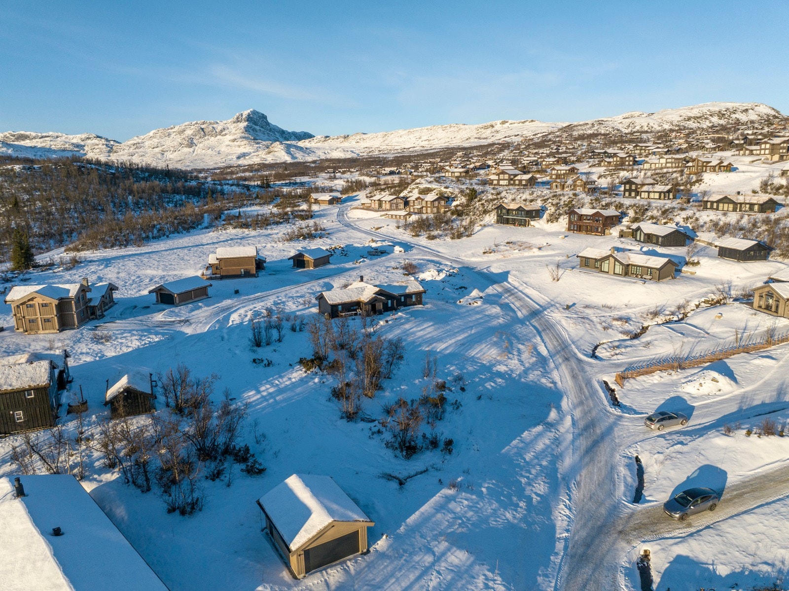 Tomten ligger ca. 3 minutter med bil og ca. 30 minutter i gangavstand til Beitostølen sentrum. Galleribilde