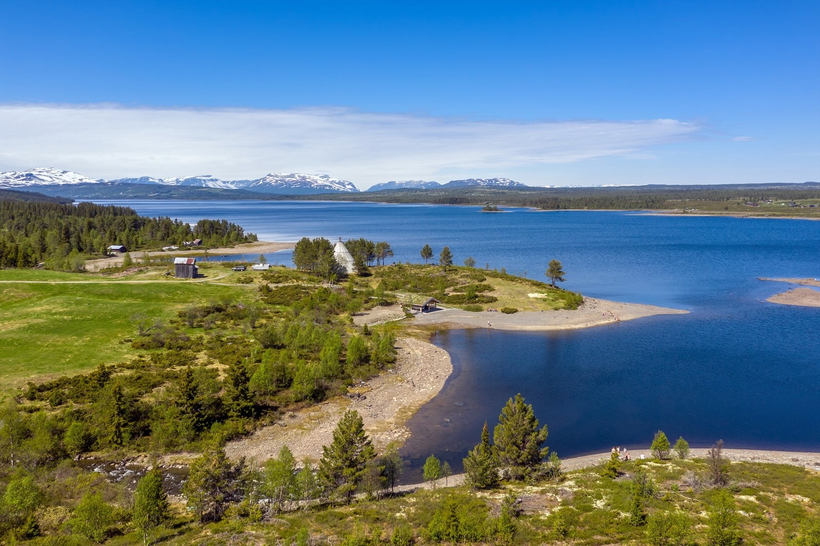 Tisleifjorden ligger en kort sykkeltur unna, og er et fint turmål i tillegg til å være fint for både fiske, bading og padling. Galleribilde