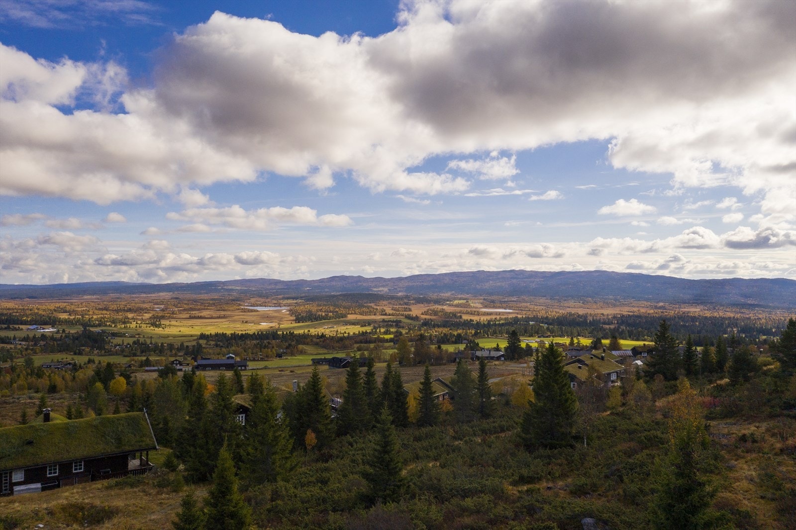 Med vidstrakt utsikt mot vakkert naturlandskap, fjell og daler. Galleribilde