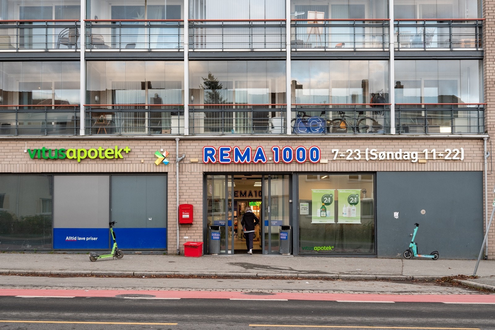 REMA 1000 og Vitus Apotek er rett over gata! Galleribilde