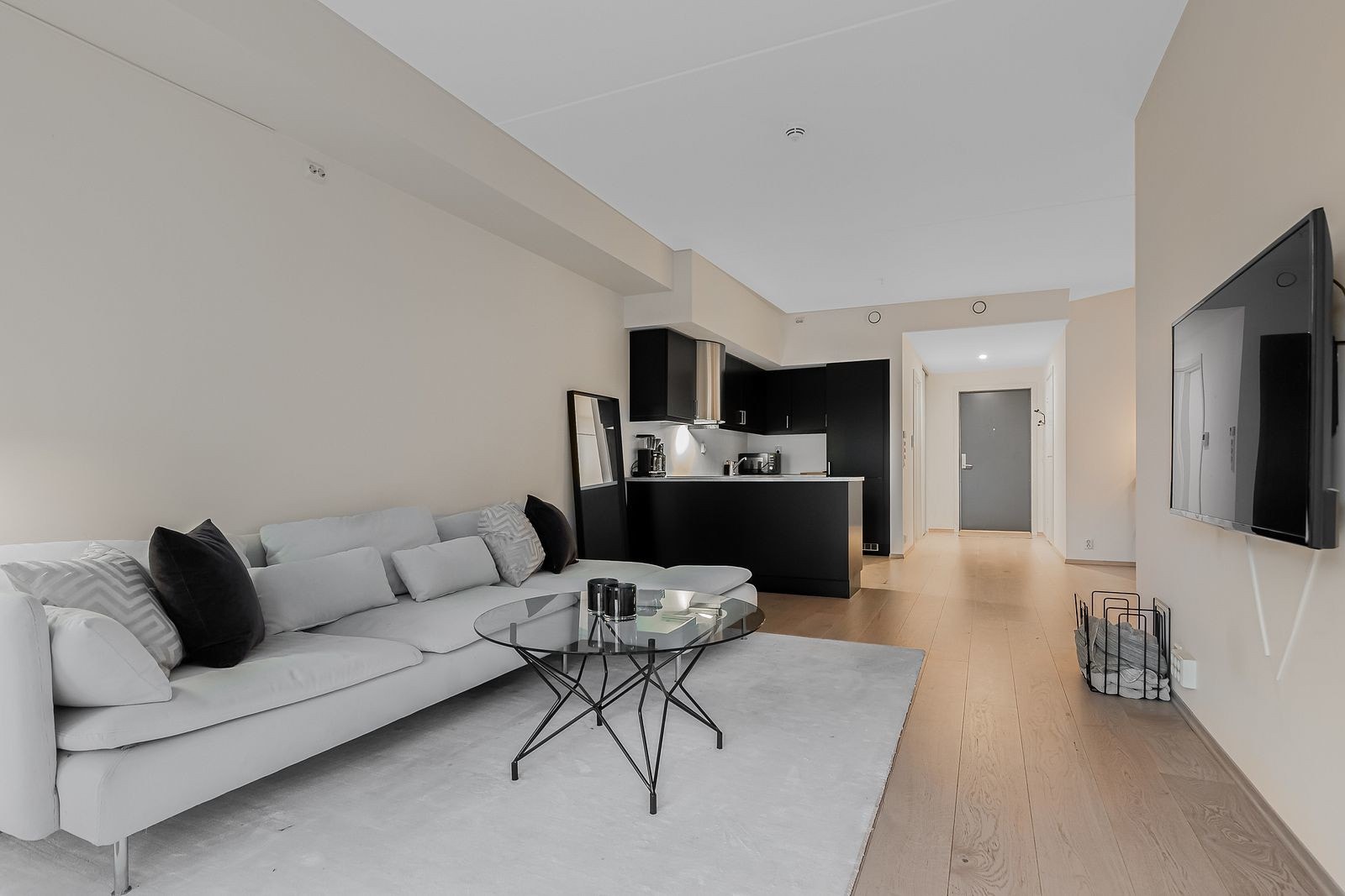 Leiligheten holder en delikat nybyggstandard fra 2016, hvor det er valgt gode materialer med 1-stavs eikeparkett og slette vegg- og takflater. Galleribilde