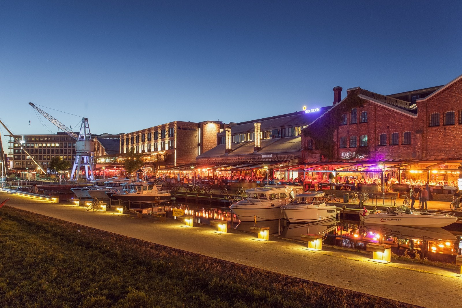 Restaurantrekka på Sosiden med flere av byens mest populære utesteder og restauranter ligger i umiddelbar nærhet fra leiligheten. Galleribilde