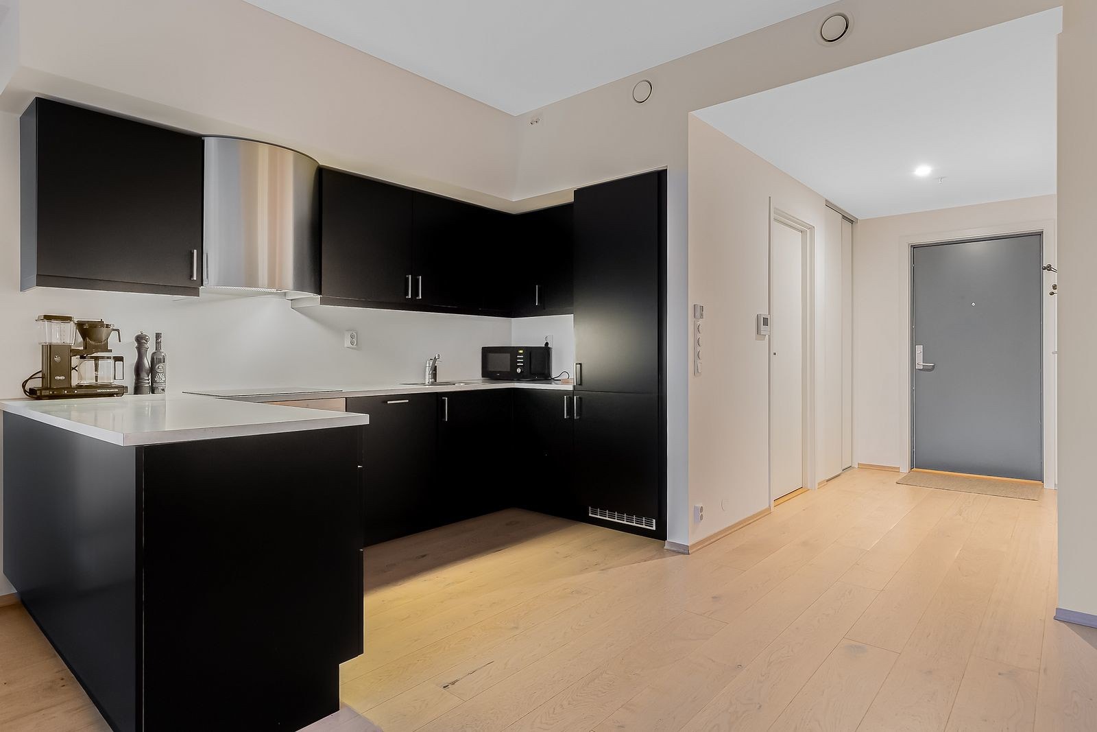 Kjøkkenet har integrerte hvitevarer, godt med lagringskapasitet og smart utforming for rikelig med benkeplass. Galleribilde