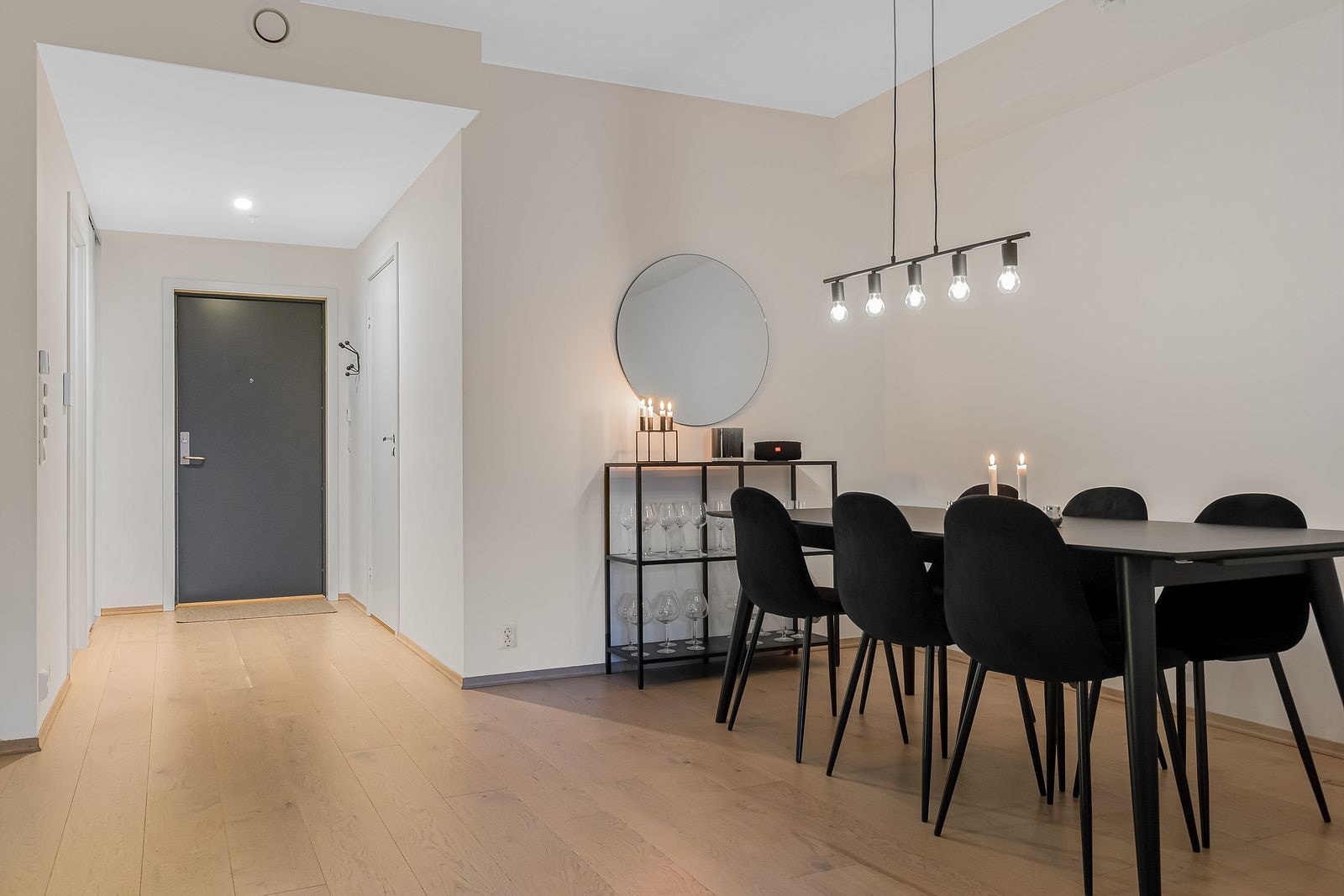 Tydelig definerte soner gir god plass til spisebordsløsning ved kjøkkenet, trekt bort fra TV-stuen. Galleribilde