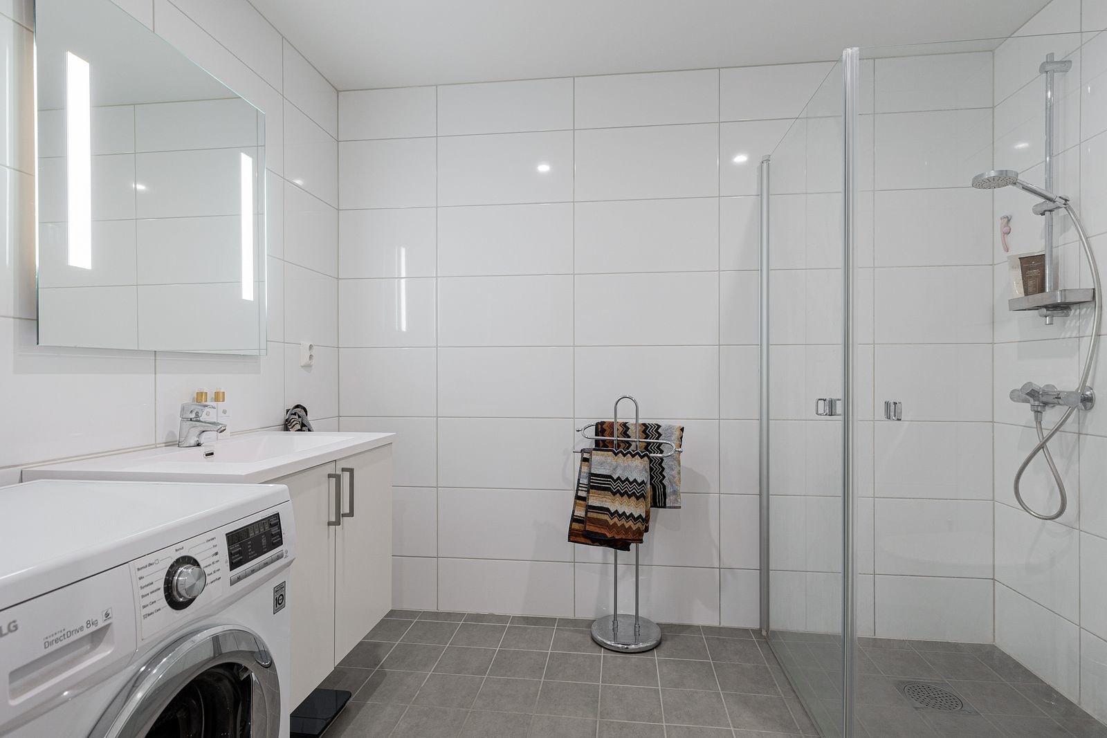 Delikat, helfliset bad på hele 5,5 kvm med behagelig varme i gulv. Opplegg for vaskemaskin. Galleribilde