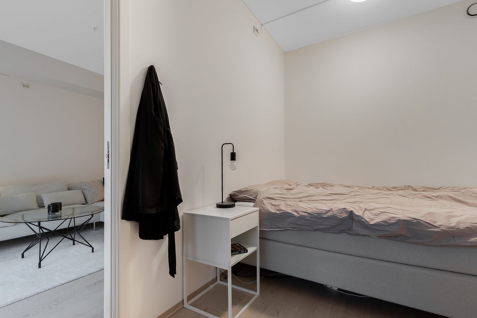 Soverommet måler 7,5 kvm. og har plass til garderobeløsning. Galleribilde