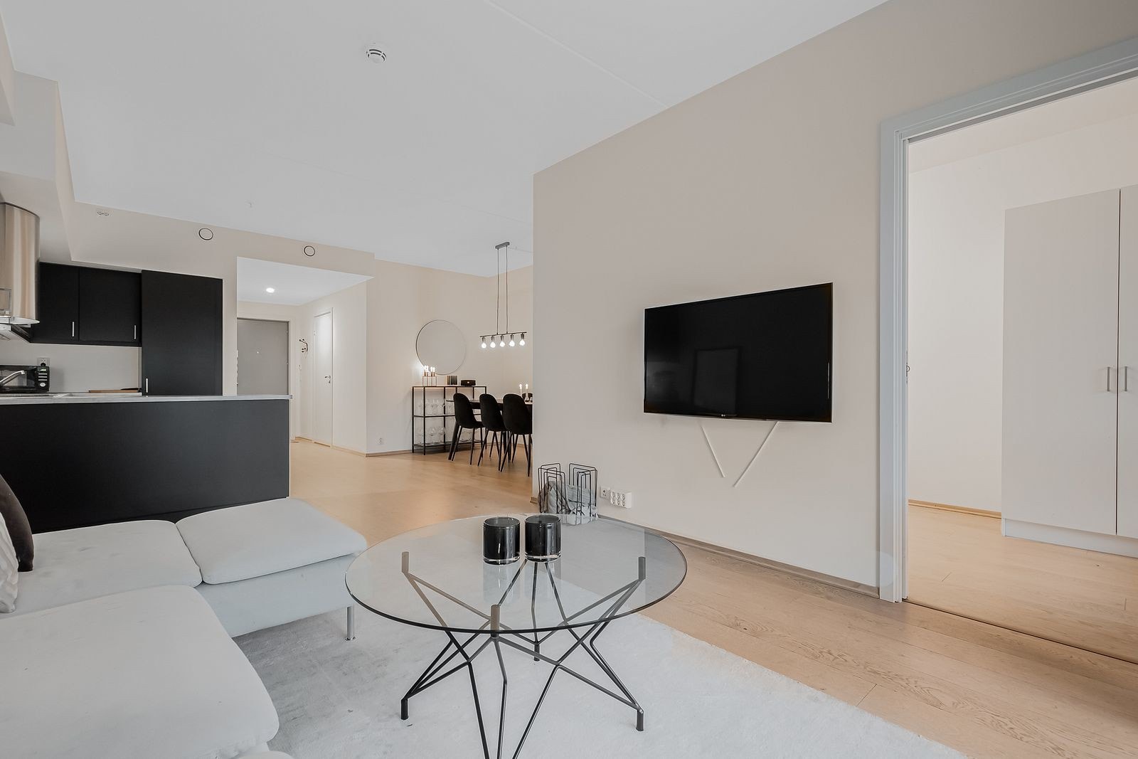 Oppvarming skjer via fjernvarme som er inkludert i fellesutgiftene. Det er også balansert ventilasjon i leiligheten, noe som gir et godt inneklima. Galleribilde