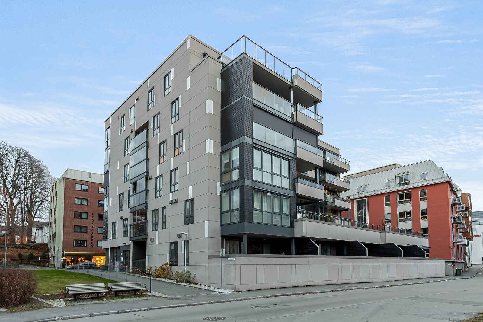 Boligen ligger midt i smørøyet med restaurantrekka på Solsiden og kjøpesentreret i umiddelbar nærhet. Bussholdeplass ligger også rett rundt hjørnet og man rusler inn til Torget på under 10 minutter. Velkommen til visning! Galleribilde