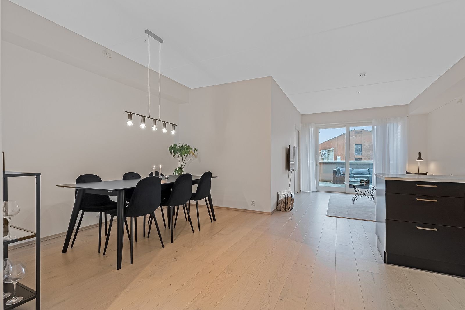 Boligen ligger i høy 1.etasje, så man har svært begrenset med innsyn og fint innslipp av dagslys. Galleribilde