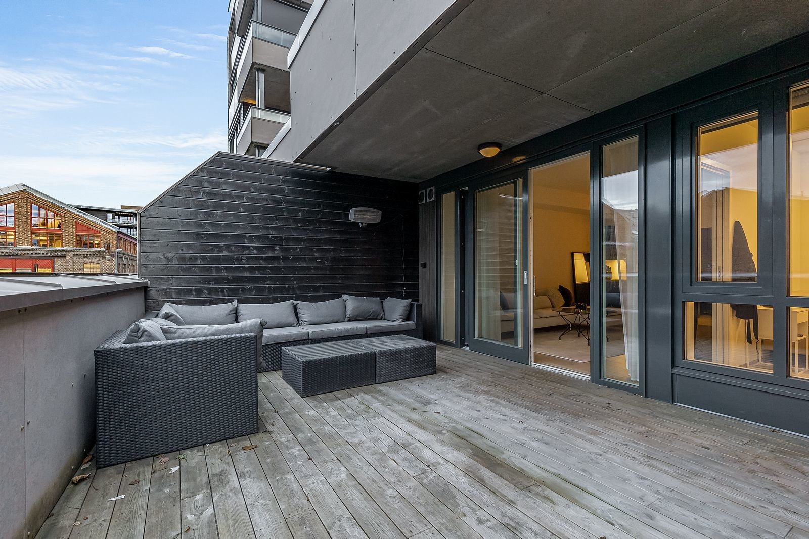 Leiligheten har privat terrasse på hele 21 kvm. hvor man har sol fra morgenen og mot ettermiddag på sommerstid. Galleribilde