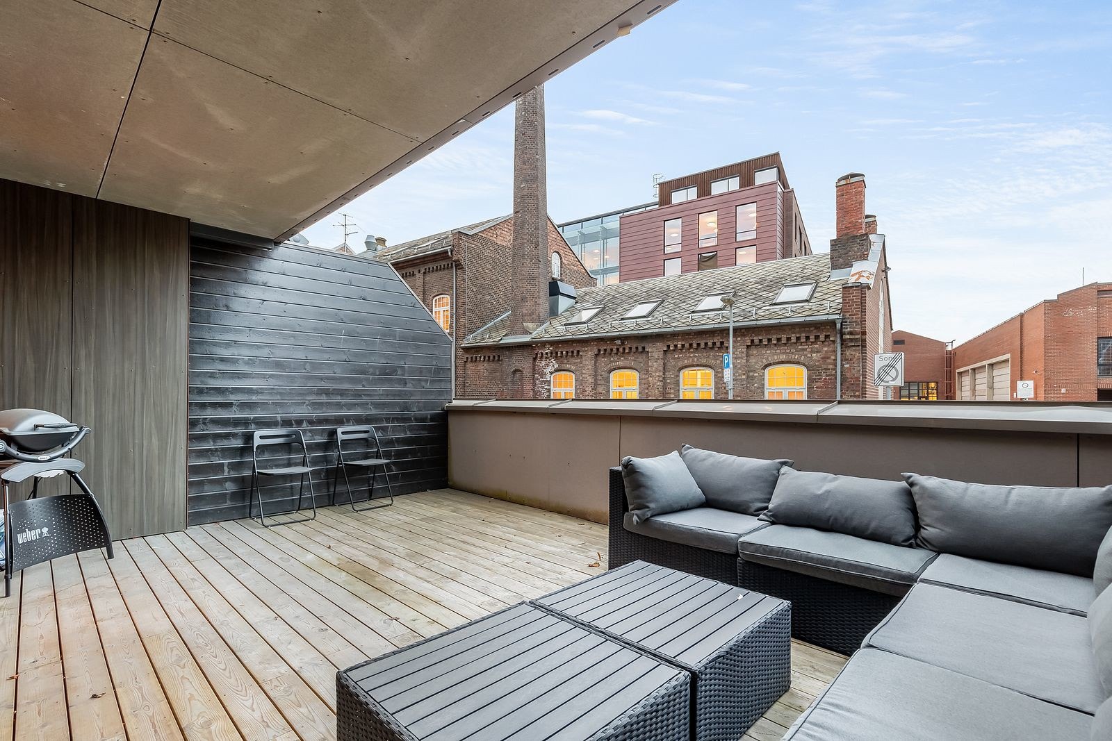 Terrassen vender ut mot ei rolig sidegate og har svært begrenset med innsyn. Foranliggende bebyggelse er kontorlokaler. Galleribilde