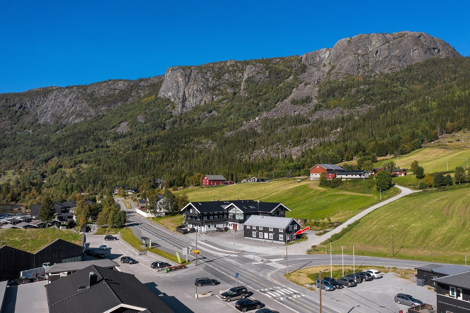 Fossheim sin beliggenhet i dalen. Galleribilde